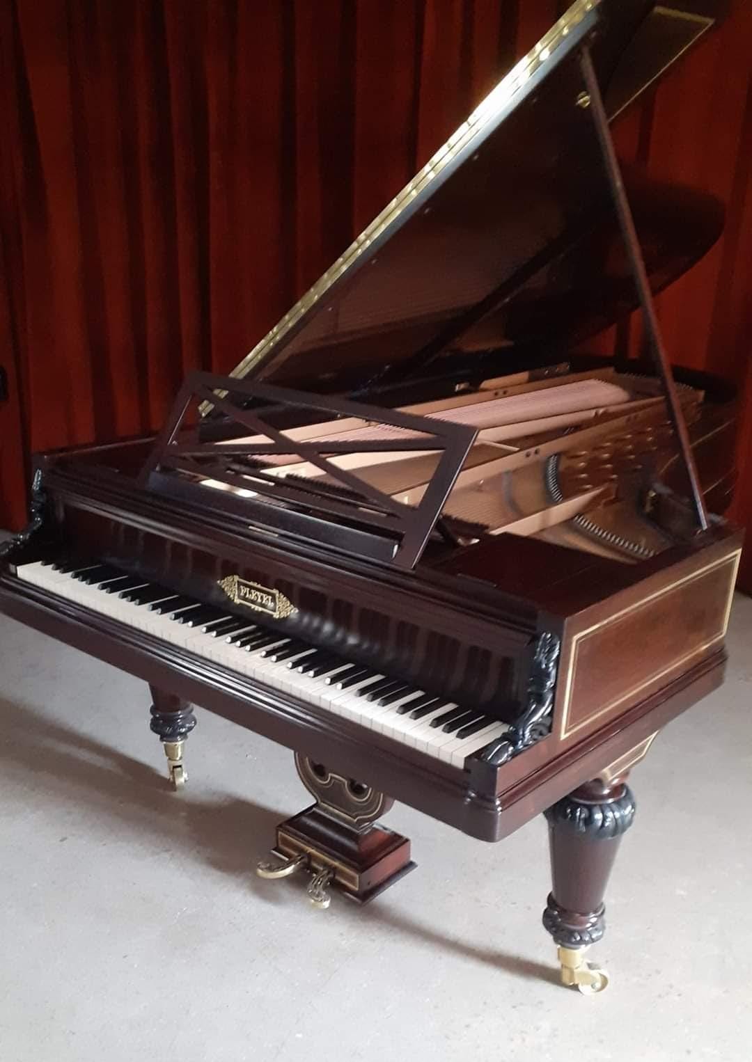 Pianoforte a coda Pleyel in mogano restaurato, con intarsi in ottone e gambe tornite intagliate